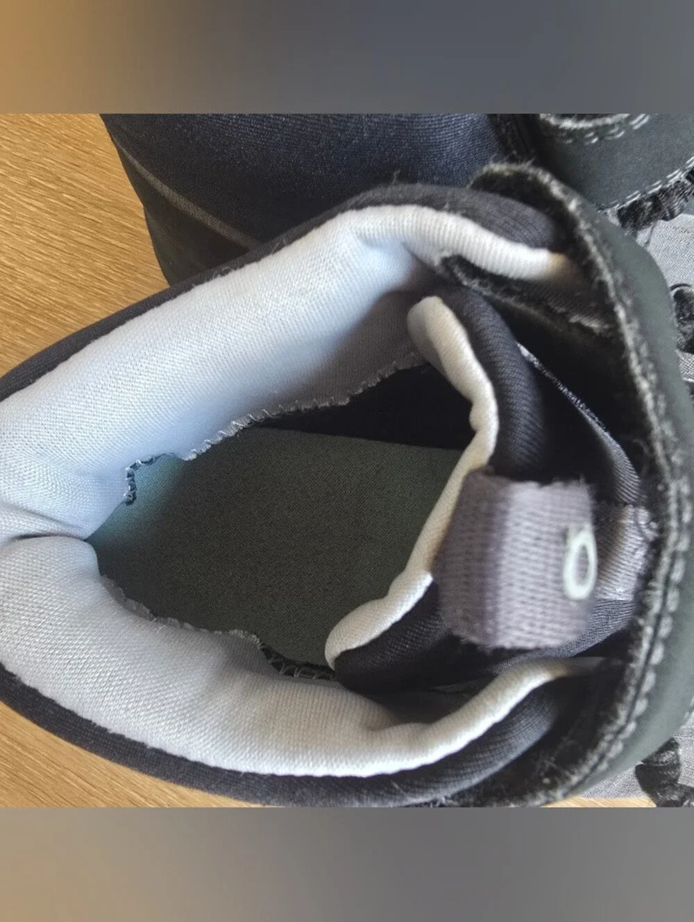 On Cloud Clouds Running Cloudhero Mid Waterproof Kids Shoes Size 3 Gray Black